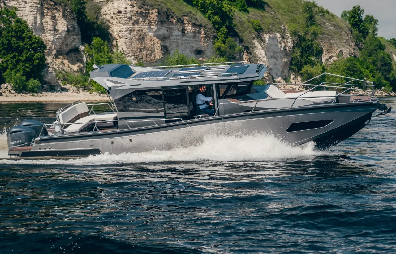 Reval Grade G11 Exterior Starboard